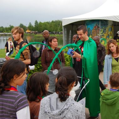 Op het Mano Mundo festival deelt het EcoMundo team tattoo's uit.