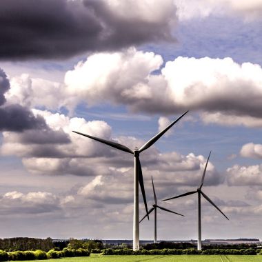 Windmolens onder hemel vol wolken