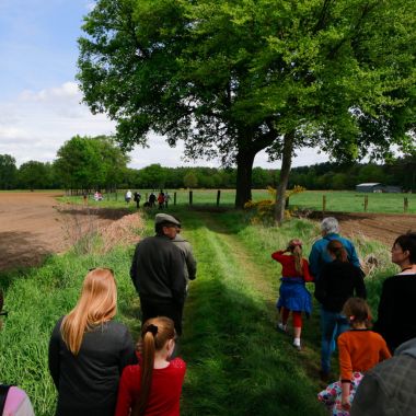 Groep mensen wandelen op trage weg