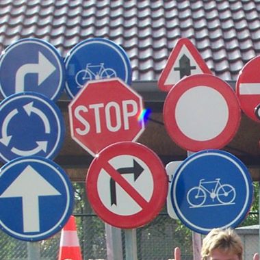 Kinderen bij verkeersborden aangekocht met een 10op10-subsidie