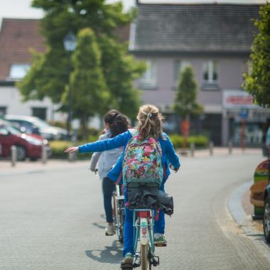 overstekende kinderen op fiets