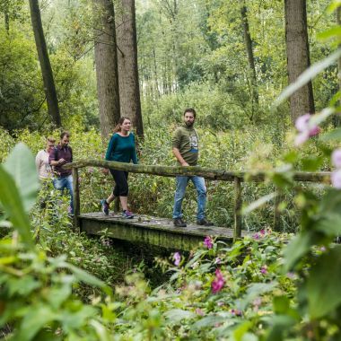 wandelaars op een brugje