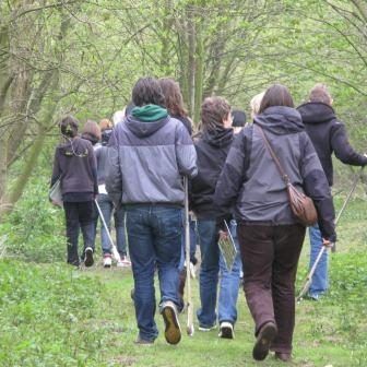 Leerlingen op weg naar de boorplaats voor Veldwerk bodem.