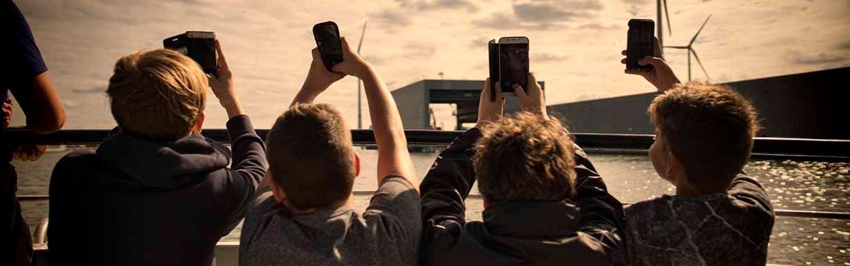 Havenlandklassen: enkel leerlingen maken een foto tijdens de cursus 'phonografie'