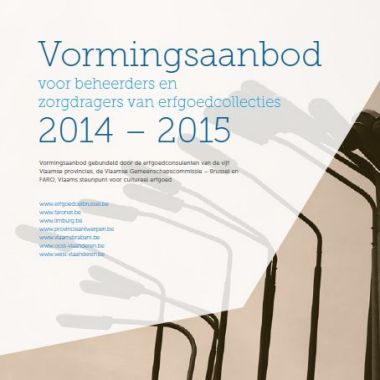 Voorflap van de brochure 'Vormingsaanbod voor beheerders en zorgdragers van erfgoedcollecties'