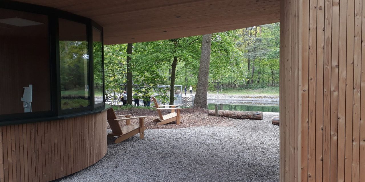 zicht vanuit kiosk op overzet