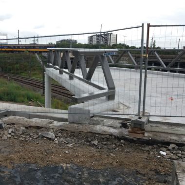 Eén brugdeel van de fietsbrug Berchem werd ter plaatse gegoten