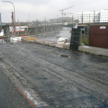 Bij het opbreken van het voetpad en de parkeerstrook op de Posthofbrug bleek de waterdichte laag aan vervanging toe