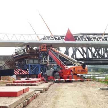 Plaatsen van fietsbrug over kanaal Bocholt-Herentals