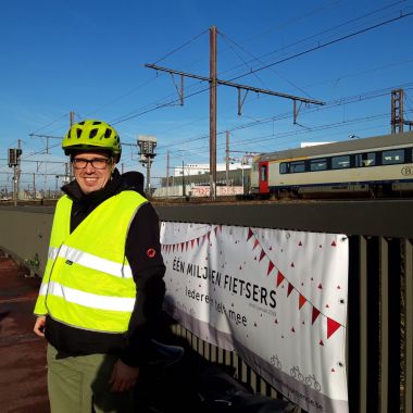 David Giuliani als miljoenste fietser van 2019 op fietsbrug in Berchem