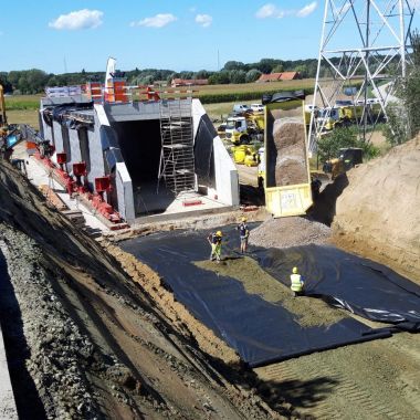 Inschuiven van fietstunnel onder de ring van Lier