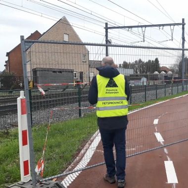 De werfhekken op de fietsostrade F105 Herentals-Balen tussen de Heistraat in Geel en Merelstraat in Mol worden aan de kant geschoven. 