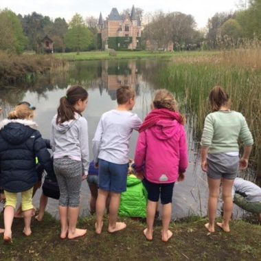 Op blote voeten langs de vijver van het Vrieselhof