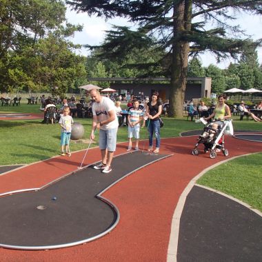 Gezellig een golfballetje slaan op de vernieuwde minigolf van het Riverenhof