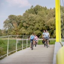 gezin fietsend op de Netebrug