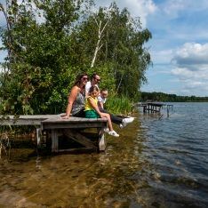 gezin rustend aan het water