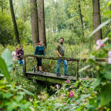 wandelaars op een brugje