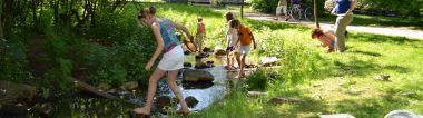 Kinderen spelen aan de Laarse beek