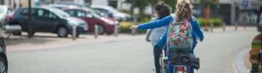 overstekende kinderen op fiets