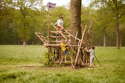 Spelende kinderen die een kamp bouwen