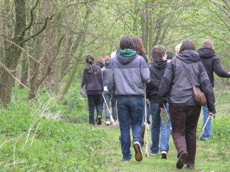 Leerlingen op weg naar de boorplaats voor Veldwerk bodem.