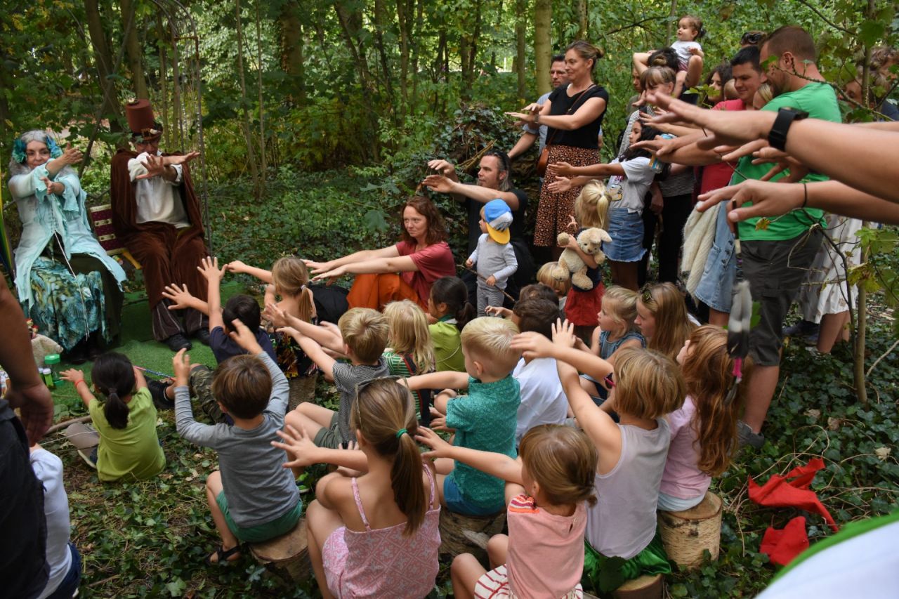 kinderen luisteren naar verhalenin het bos