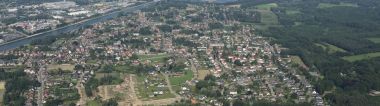 Luchtfoto met woningen, bedrijven en open ruimte